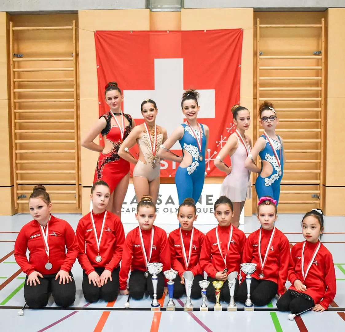 Le atlete dello Sport Twirling Bellinzona sul podio a un Campionato svizzero, con coppe e medaglie